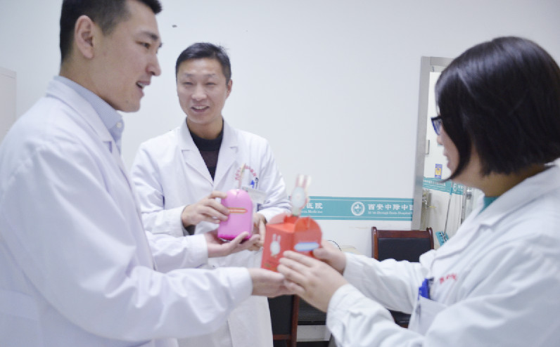 情暖中际 ▏西安中际中西医结合脑病医院为患者及医务工作者送去“平安果”传递温暖祝福安康