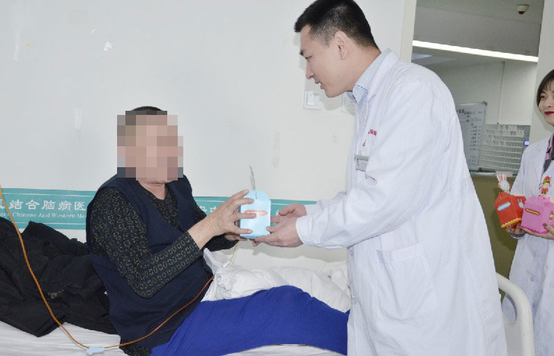 情暖中际 ▏西安中际中西医结合脑病医院为患者及医务工作者送去“平安果”传递温暖祝福安康