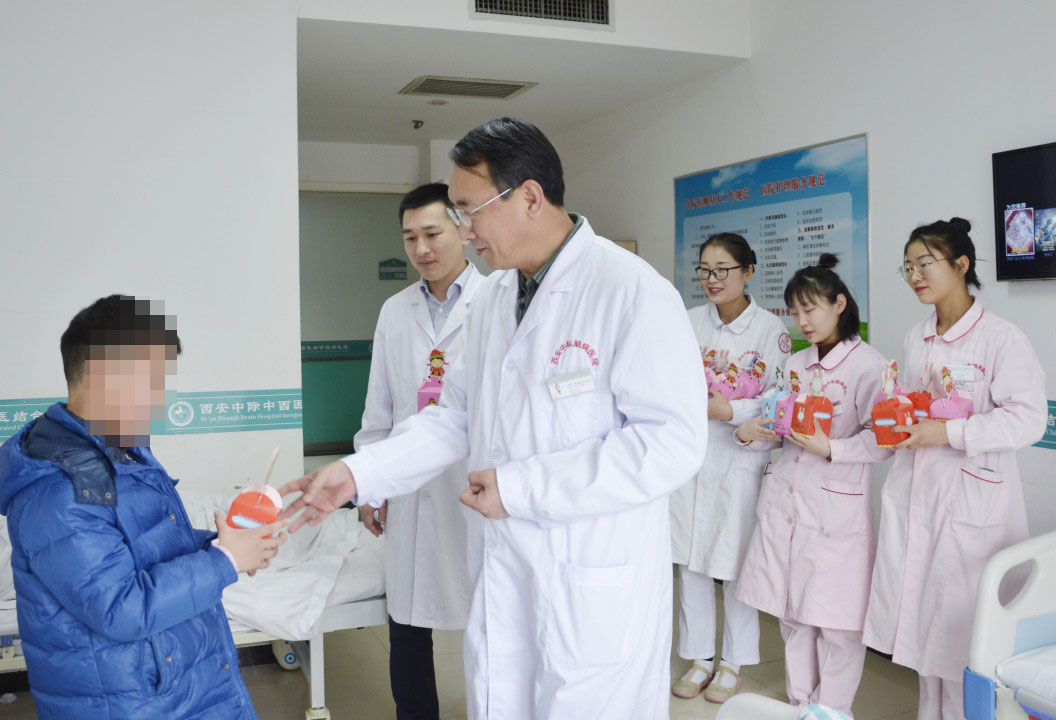 情暖中际 ▏西安中际中西医结合脑病医院为患者及医务工作者送去“平安果”传递温暖祝福安康