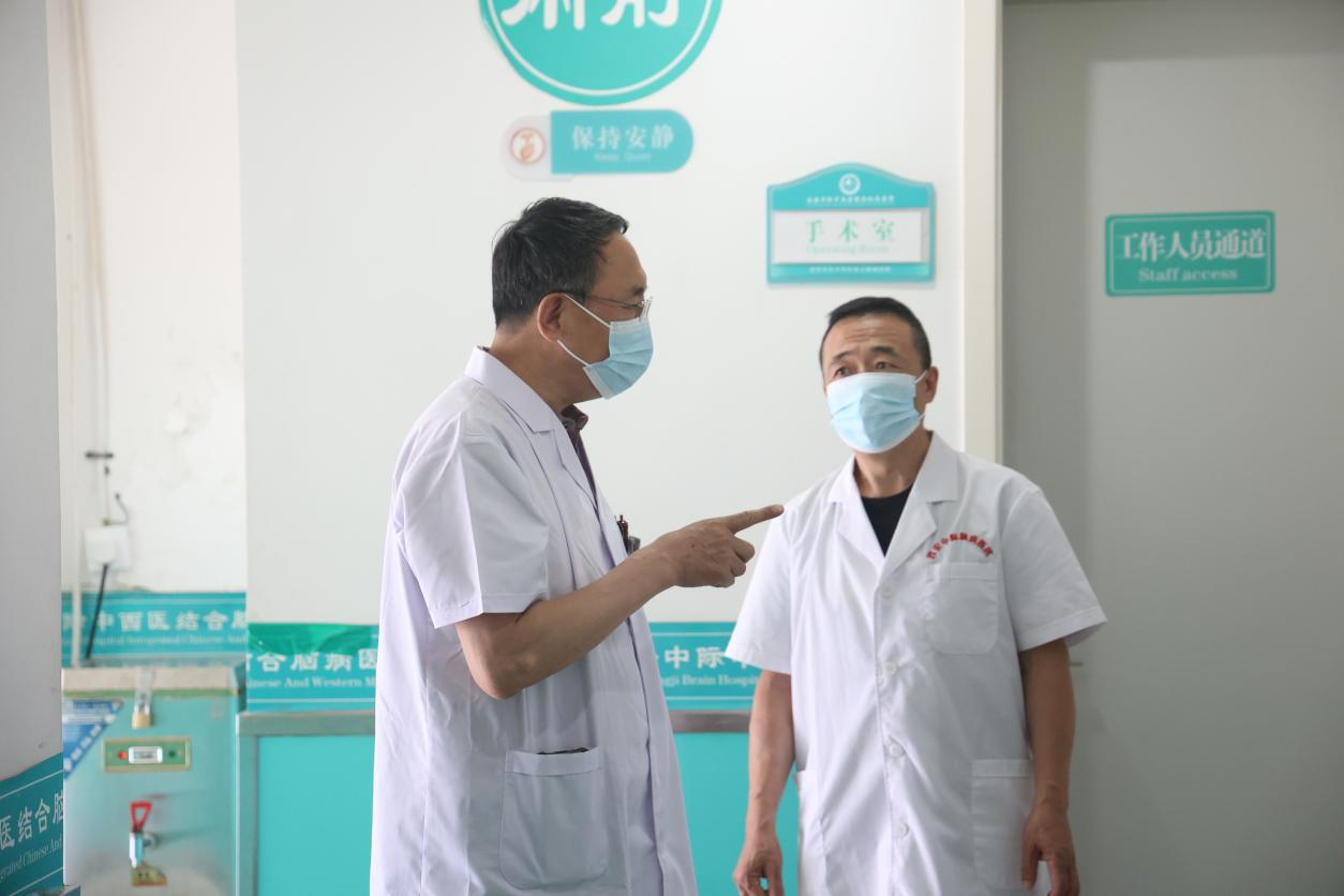 聚焦疑难病例|西北大学神外专家李华教授携手本院团队开展精准查房，精准施治获好评!